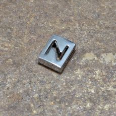 Fyrkantig bokstav till armband - N