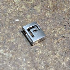 Fyrkantig bokstav till armband - P