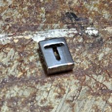 Fyrkantig bokstav till armband - T