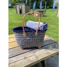 Fairtradekorg/väska mellan med Futah handduk Nazare blå. Ett set.