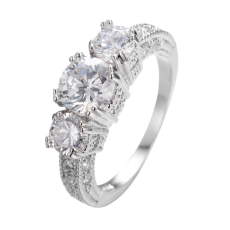 Ring med Cubic Zirconia i olika storlekar och i 925 Sterling Silverplätering