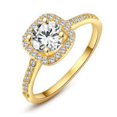 Ring i kvadratiskt utförande med en stor och många små stenar i Cubic Zirconia och 18K Guldplätering