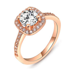 Ring i kvadratiskt utförande med en stor och många små stenar i Cubic Zirconia och 18 K Roséguldplätering