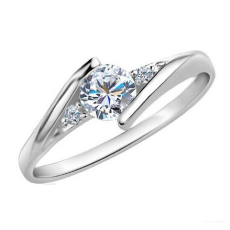 Ring med en större, 6 mm, samt två mindre Cubic Zirconia och Silverplätering