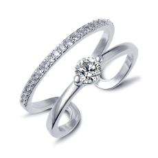 Ring med en större och många små Cubis Zirconia och i 925 Sterling Silverplätering