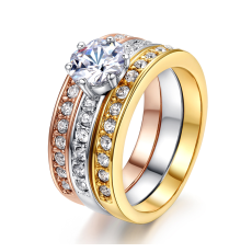 Ring "Trippel" med en stor Cubic Zirconia och små Austrian Crystals i 18K Guld-, 18K Roséguld- och Platinumplätering