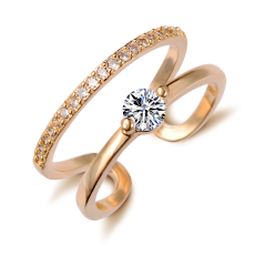 Ring med en större och många små Cubis Zirconia och i 18K Roséguldplätering
