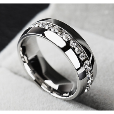 Ring med många små stenar i Cubic Zirconia och i rostfritt stål