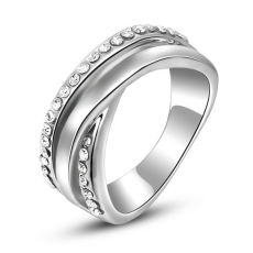 Ring med många små stenar i Austrian Crystals och platinumplätering