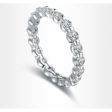 Ring med många små stenar i Cubic Zirconia och platinumplätering