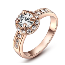 Ring med en stor och många små stenar i Austrian Crystals och 18K Roséguldpplätering
