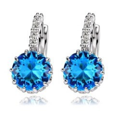Örhängen med flera små vita Cubic Zirconia och en större Cubic Zirconia i Blått samt i 18 K Vit Guldplätering