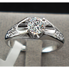 Ring med en större och fyra mindre Cubic Zircona och platinumplätering
