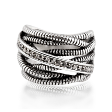 Ring med bl.a en kristallrand samt  i 925 Sterling Silverplätering