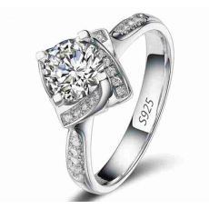 Ring med Cubic Zirconia samt  i 925 Sterling Silverplätering