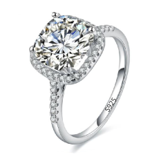 Ring i kvadratiskt utförande med en stor och många små stenar i Cubic Zirconia och 925 Sterling Silverplätering