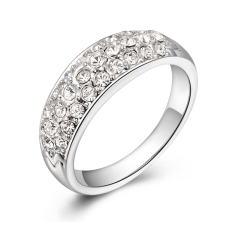Ring med ett band av små Austrian Crystals och platinumplätering