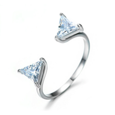 Ring "Double Triangle" med stenar i Cubic Zirconia samt i 18K Vit Guldplätering
