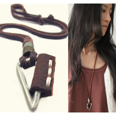 Halsband "Triangle" med läderrem