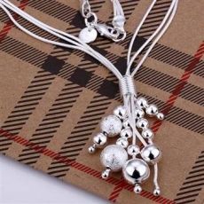 Halsband "Silverbollar i olika storlekar" i 925 Sterling Silverplätering