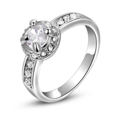Ring med en stor och många små stenar i Austrian Crystals och Platinumplätering
