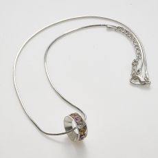 Enkelt men ändå elegant och stilrent halsband med stenar i olika färger