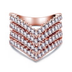 Ring med många små Cubic Zirconia och i 18K Roséguldplätering