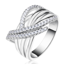 Ring med många små Cubic Zirconia och i Platinumplätering
