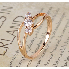 Ring med stenar i Cubic Zirconia samt i 18K Roséguldplätering