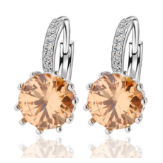 Örhängen med flera små vita Cubic Zirconia och en större Cubic Zirconia i Champange samt i 18 K Vit Guldplätering