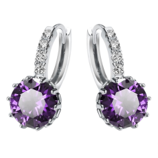 Örhängen med flera små vita Cubic Zirconia och en större Cubic Zirconia i Lila samt i 18 K Vit Guldplätering