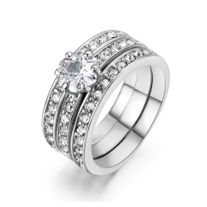 Trippla ringar med många små och en stor sten i Austrian Crystals och platinumplätering