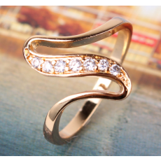Ring med Cubic Zirconia och i 18K Guldplätering
