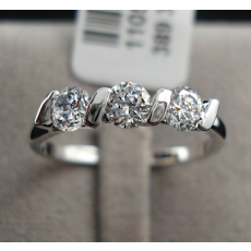 Ring med tre Cubic Zirconia och Platinumplätering