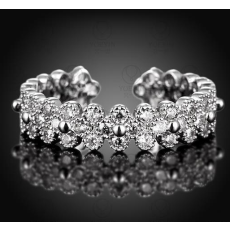 Ring med många små Cubic Zirconia och i Platinumplätering