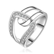 Ring med bl.a en kristallrand samt  i 925 Sterling Silverplätering