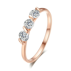 Ring med tre Cubic Zirconia och 18K Roséguldplätering