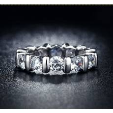 Ring med små Cubic Zirconia i 18K Vit Guldplätering
