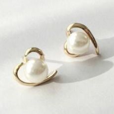 Örhängen "Pearls & Hearts" med 18K Guldplätering
