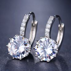 Örhängen med flera små vita Cubic Zirconia och en större Cubic Zirconia samt i 18 K Vit Guldplätering