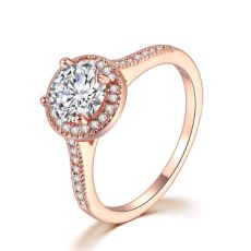 Ring med en stor Austrian Stellux Crystall och många små Cubic Zirconia samt i 18K Roséguldplätering