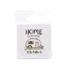 Kylskåpsmagnet husvagn "home is where you park it" vit pastell