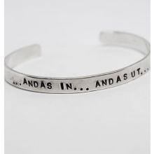 Stilrent armband med text