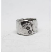 Elegant ring med stenar