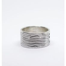 "Wave" bred ring