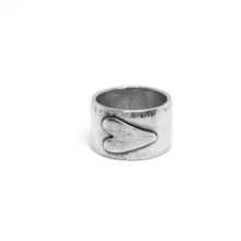 Bred ring med liggande hjärta