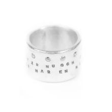 Ring med text och stenar