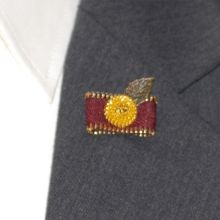 Kavajnål Kamera vinröd