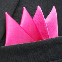 Färdigvikt bröstnäsduk Fyrspets Cerise