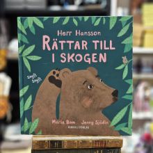 Bok - Herr Hansson rättar till i skogen